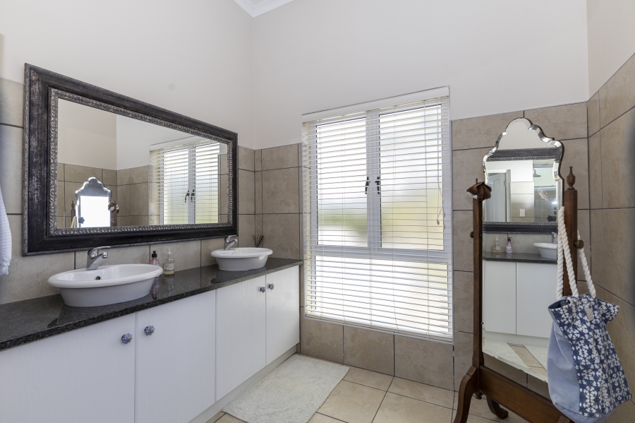 5 Bedroom Property for Sale in Kleinemonde Eastern Cape